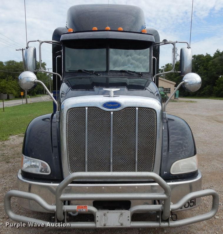 image for item DF5295 2011 Peterbilt 386  semi truck