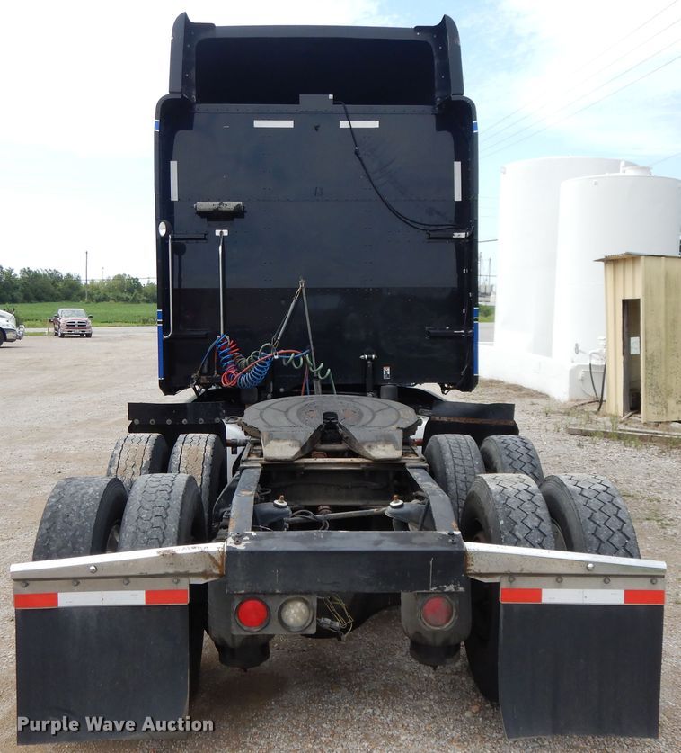 image for item DF5295 2011 Peterbilt 386  semi truck