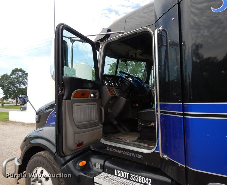 image for item DF5295 2011 Peterbilt 386  semi truck
