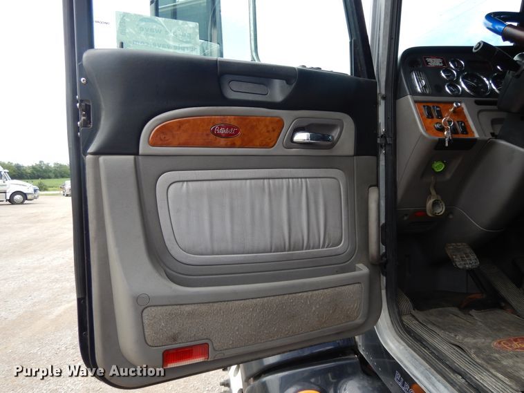 image for item DF5295 2011 Peterbilt 386  semi truck