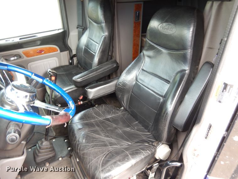 image for item DF5295 2011 Peterbilt 386  semi truck