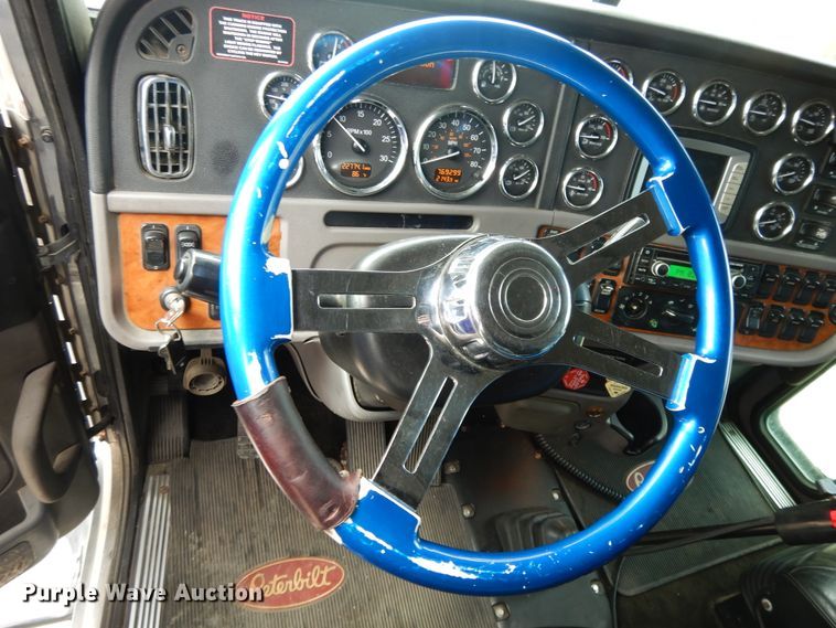 image for item DF5295 2011 Peterbilt 386  semi truck