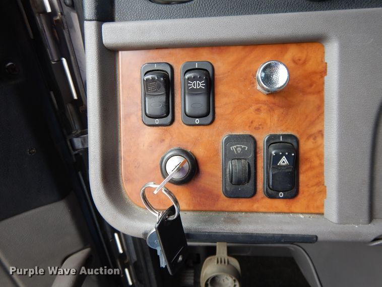 image for item DF5295 2011 Peterbilt 386  semi truck