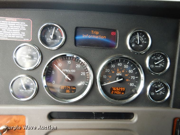 image for item DF5295 2011 Peterbilt 386  semi truck