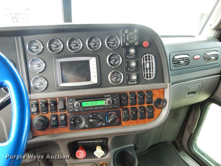 image for item DF5295 2011 Peterbilt 386  semi truck