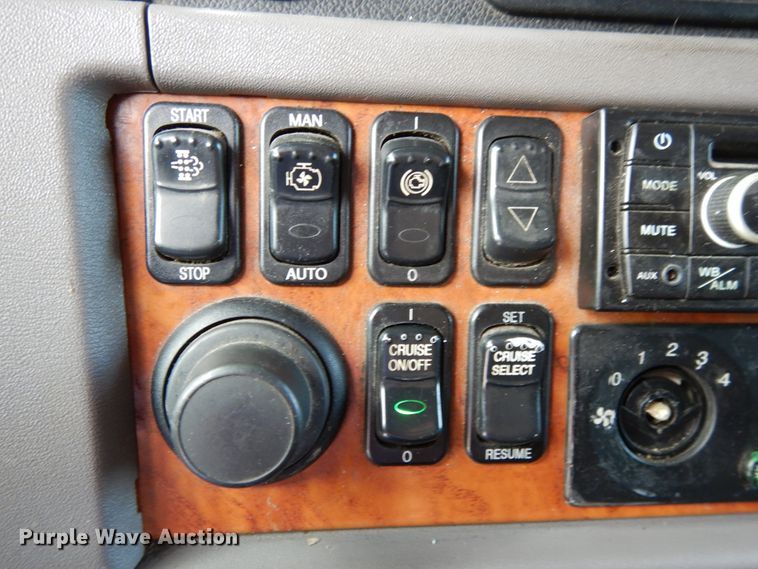 image for item DF5295 2011 Peterbilt 386  semi truck