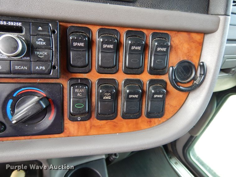 image for item DF5295 2011 Peterbilt 386  semi truck