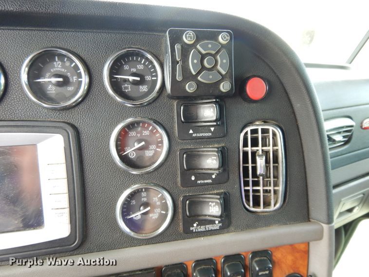 image for item DF5295 2011 Peterbilt 386  semi truck