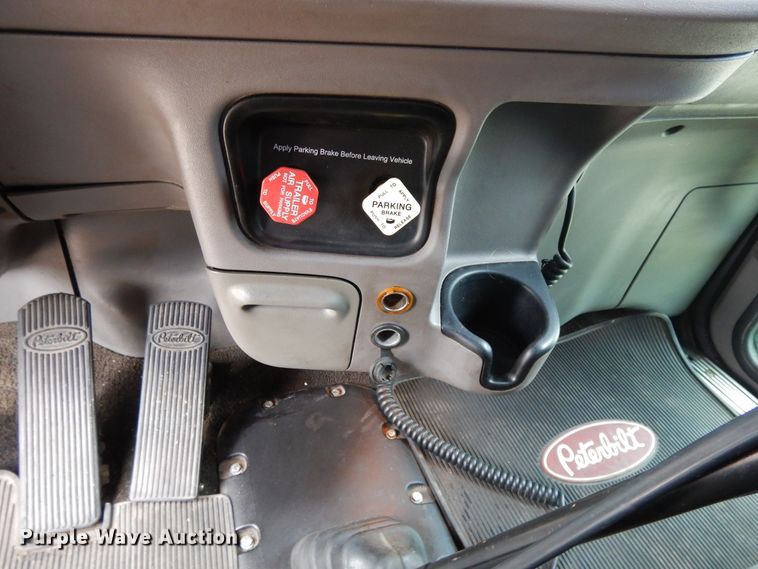 image for item DF5295 2011 Peterbilt 386  semi truck