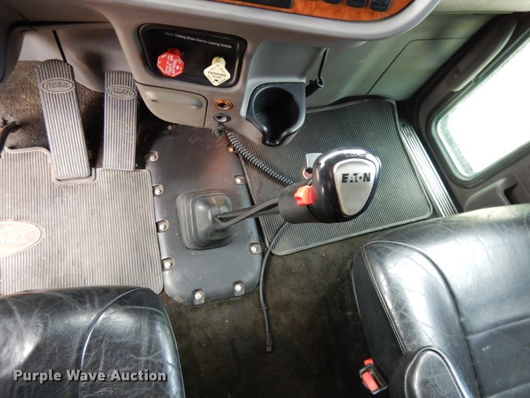 image for item DF5295 2011 Peterbilt 386  semi truck