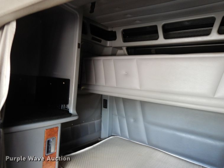 image for item DF5295 2011 Peterbilt 386  semi truck