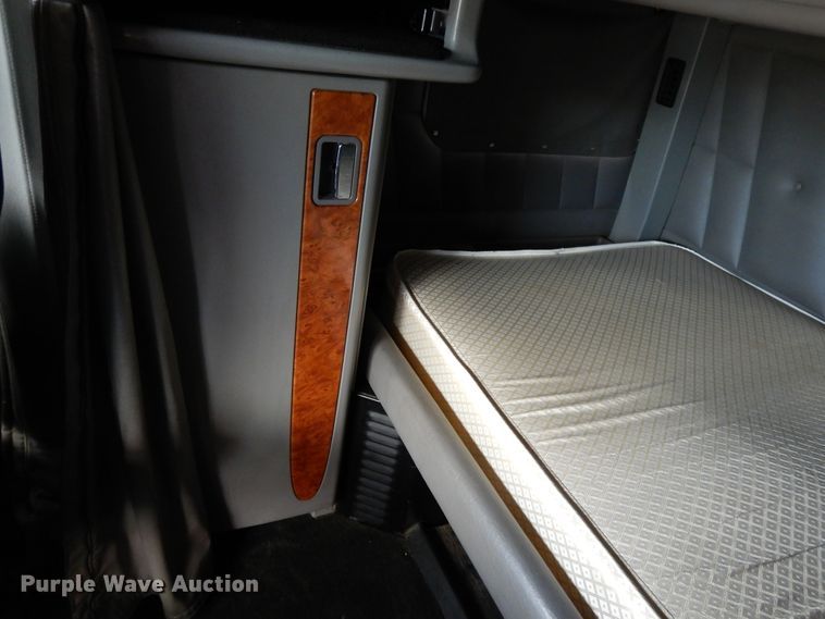 image for item DF5295 2011 Peterbilt 386  semi truck