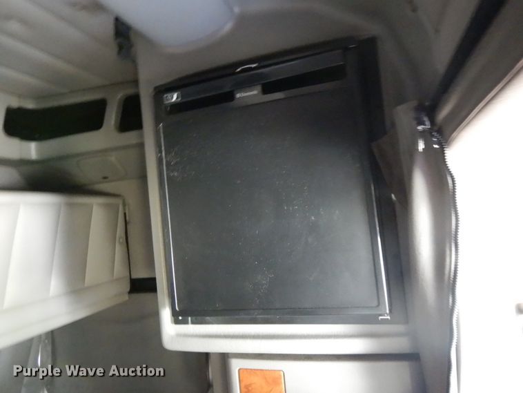 image for item DF5295 2011 Peterbilt 386  semi truck