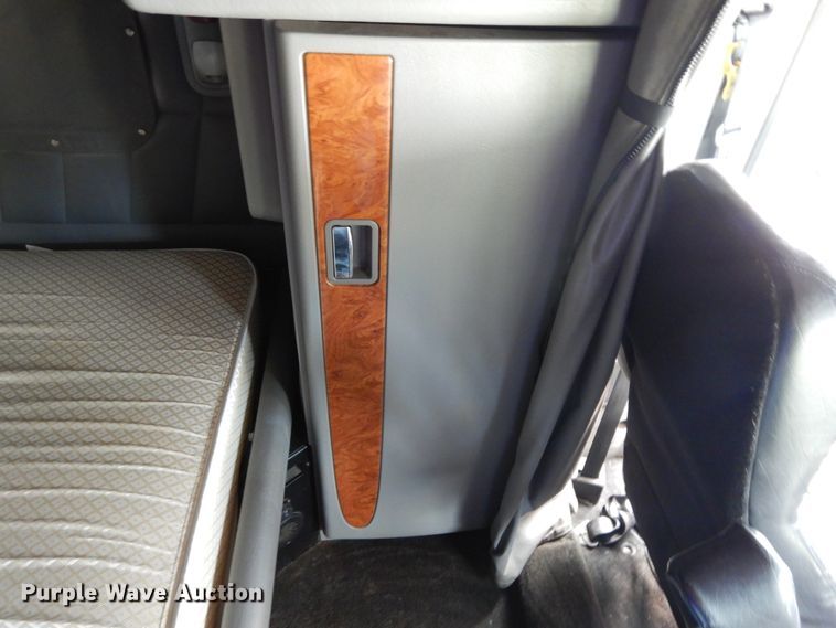 image for item DF5295 2011 Peterbilt 386  semi truck