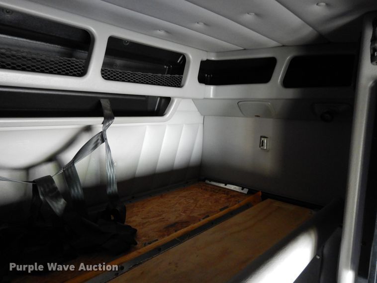 image for item DF5295 2011 Peterbilt 386  semi truck