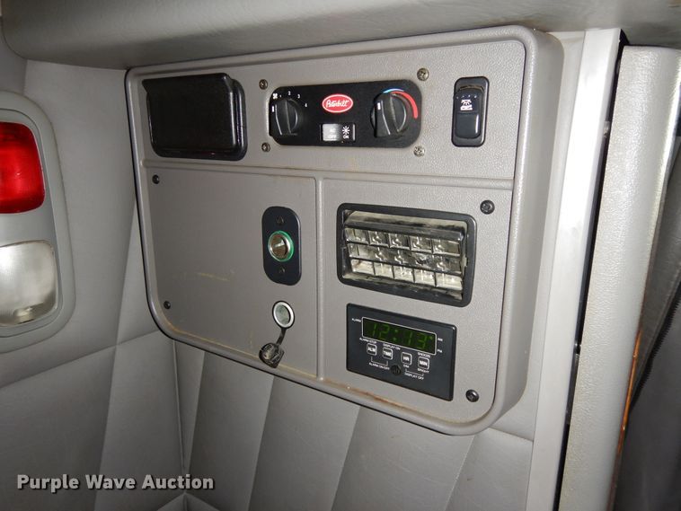 image for item DF5295 2011 Peterbilt 386  semi truck