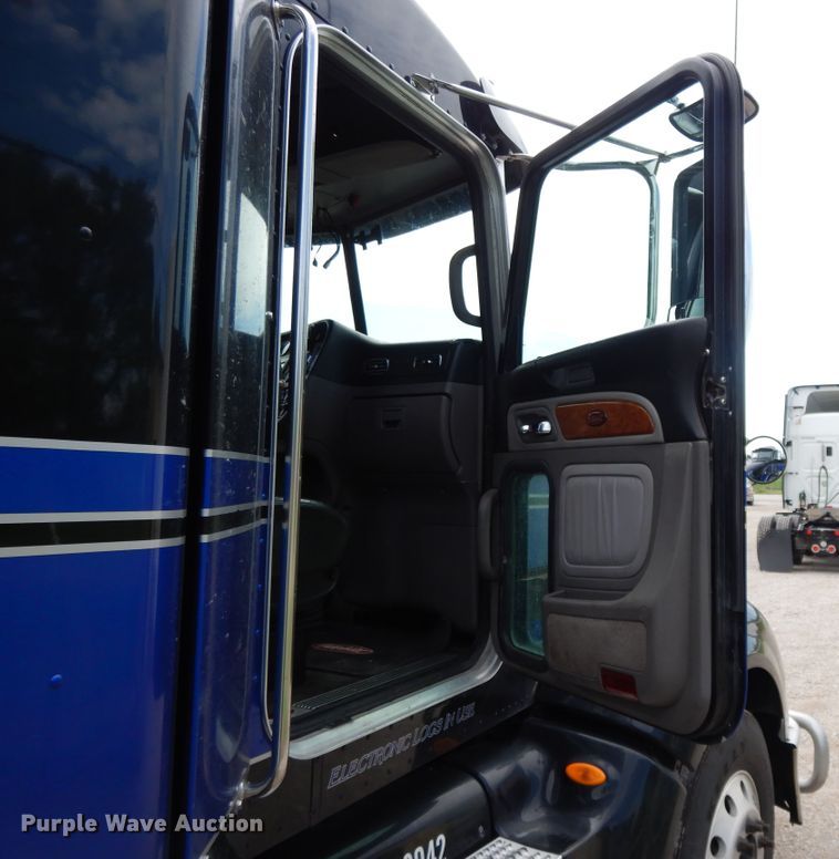 image for item DF5295 2011 Peterbilt 386  semi truck