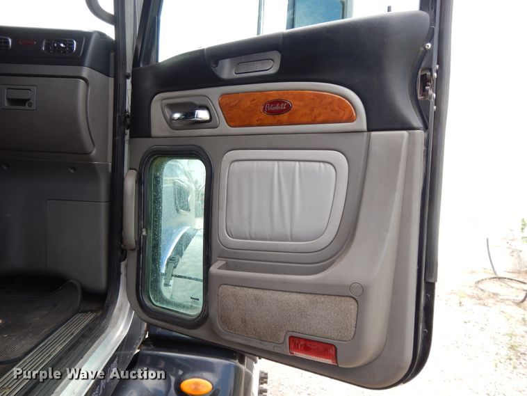 image for item DF5295 2011 Peterbilt 386  semi truck