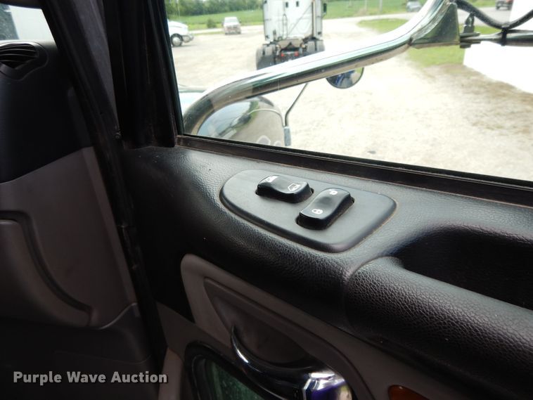 image for item DF5295 2011 Peterbilt 386  semi truck