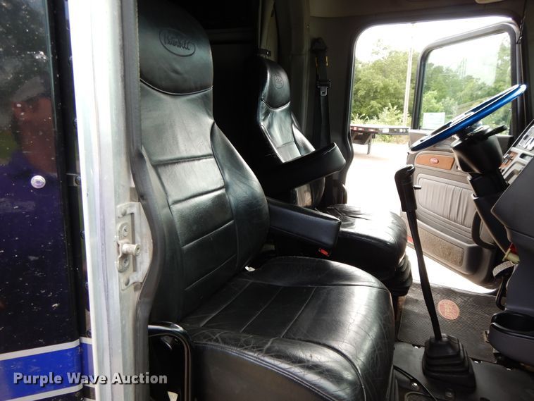 image for item DF5295 2011 Peterbilt 386  semi truck