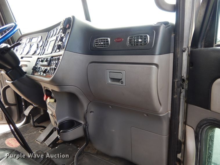 image for item DF5295 2011 Peterbilt 386  semi truck