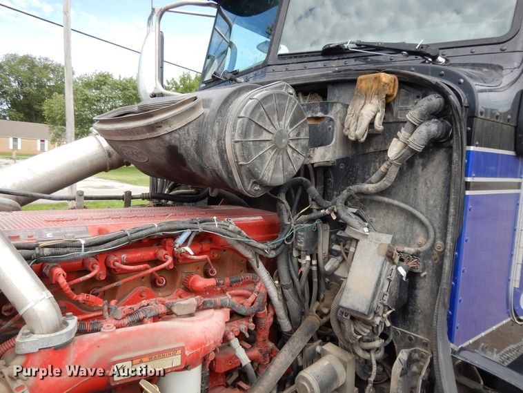 image for item DF5295 2011 Peterbilt 386  semi truck