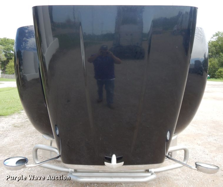 image for item DF5295 2011 Peterbilt 386  semi truck