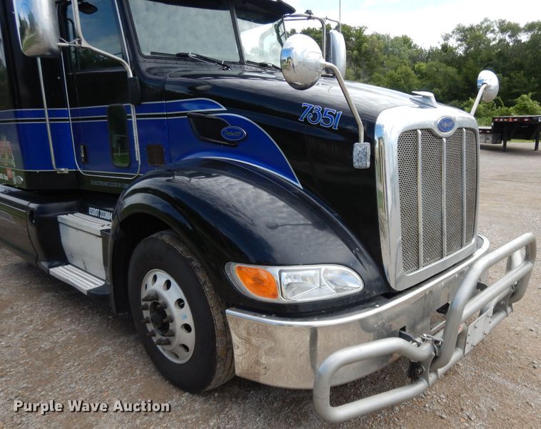 image for item DF5295 2011 Peterbilt 386  semi truck