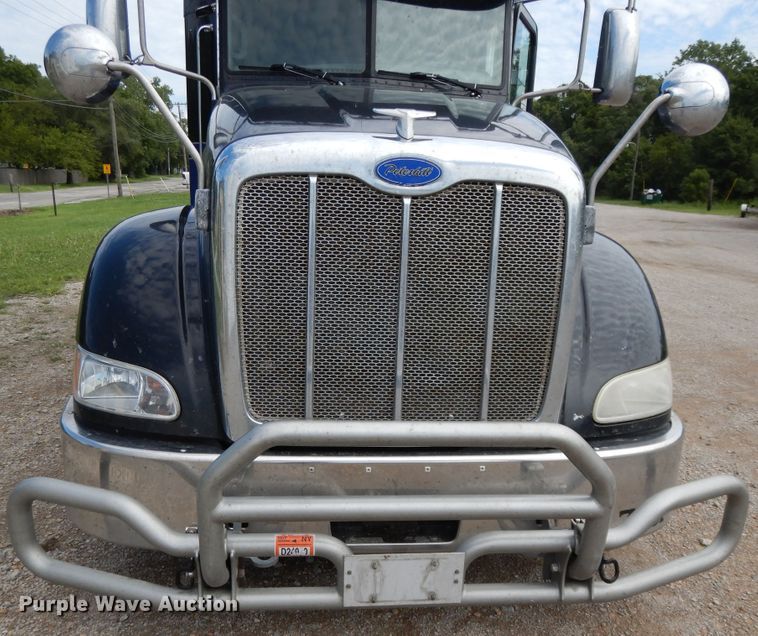 image for item DF5295 2011 Peterbilt 386  semi truck