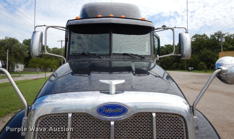 image for item DF5295 2011 Peterbilt 386  semi truck