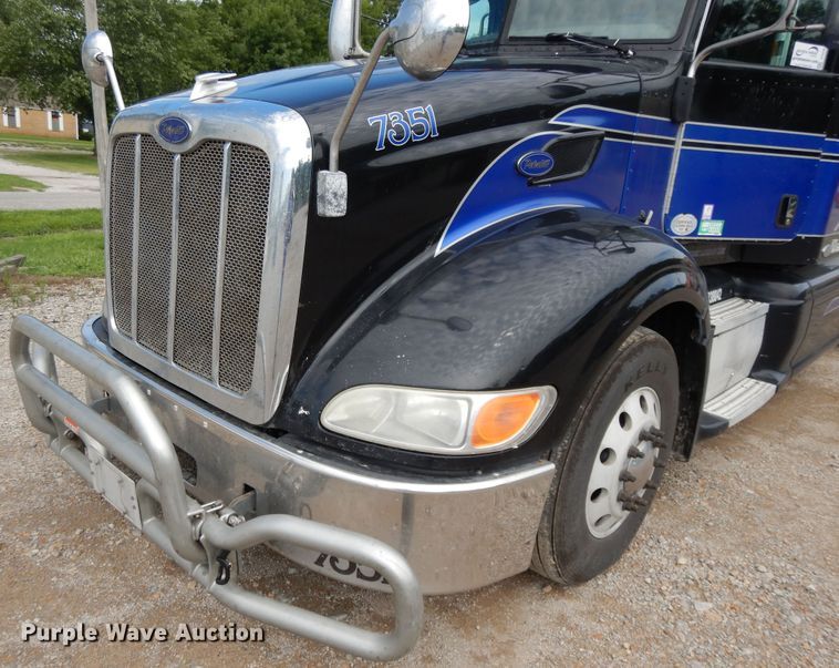 image for item DF5295 2011 Peterbilt 386  semi truck