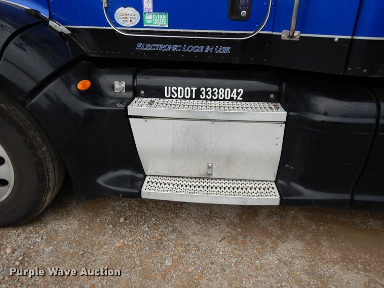 image for item DF5295 2011 Peterbilt 386  semi truck