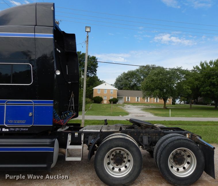 image for item DF5295 2011 Peterbilt 386  semi truck