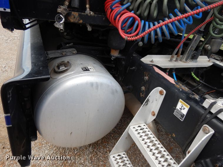 image for item DF5295 2011 Peterbilt 386  semi truck