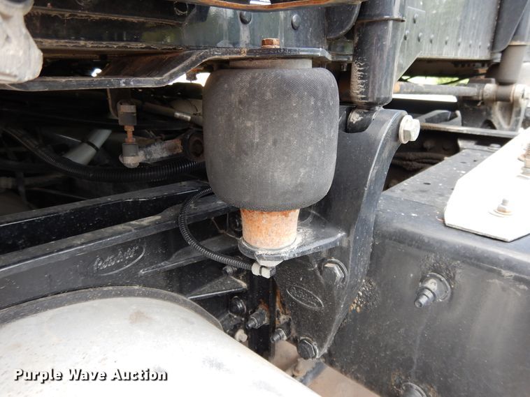 image for item DF5295 2011 Peterbilt 386  semi truck