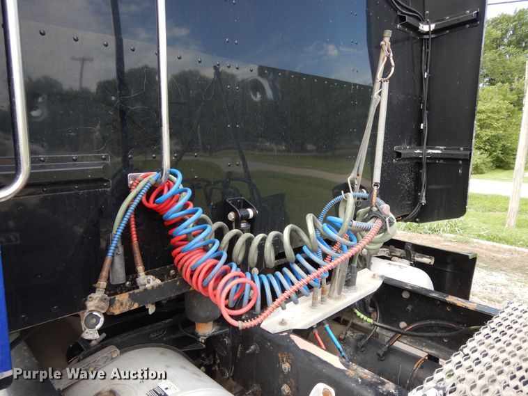 image for item DF5295 2011 Peterbilt 386  semi truck