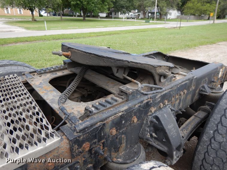 image for item DF5295 2011 Peterbilt 386  semi truck