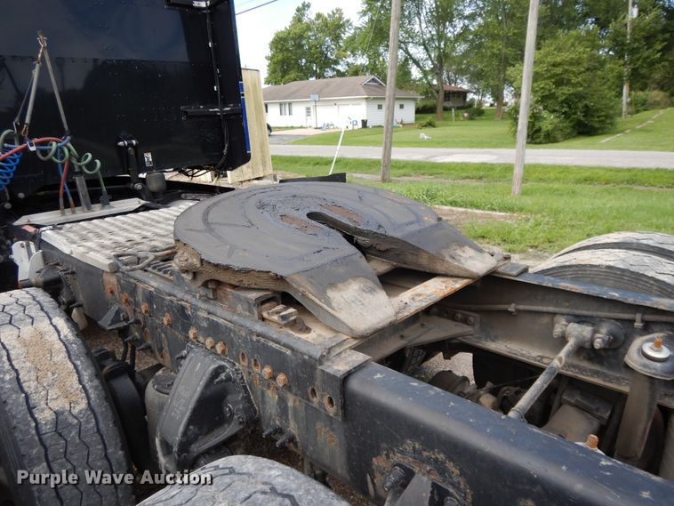 image for item DF5295 2011 Peterbilt 386  semi truck