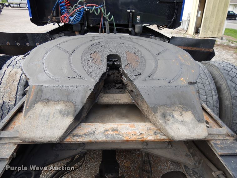 image for item DF5295 2011 Peterbilt 386  semi truck