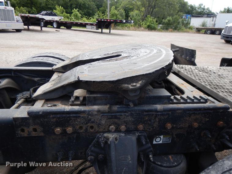 image for item DF5295 2011 Peterbilt 386  semi truck