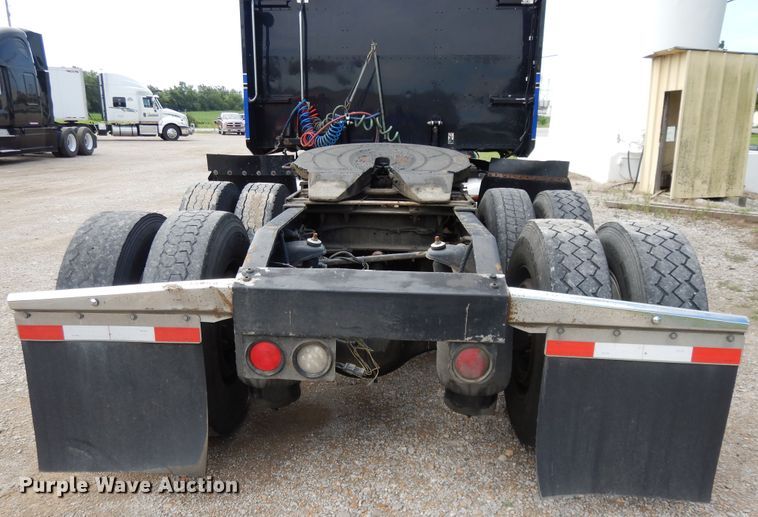 image for item DF5295 2011 Peterbilt 386  semi truck