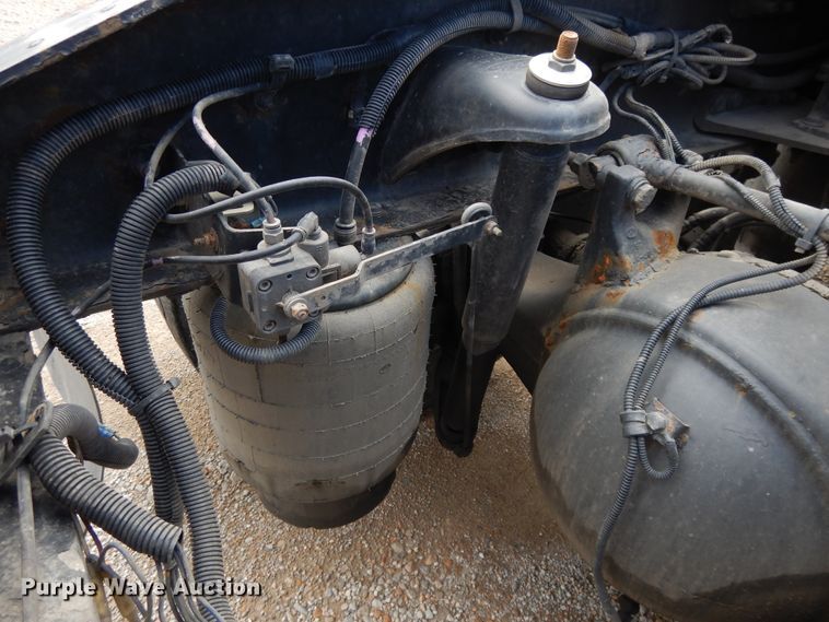 image for item DF5295 2011 Peterbilt 386  semi truck