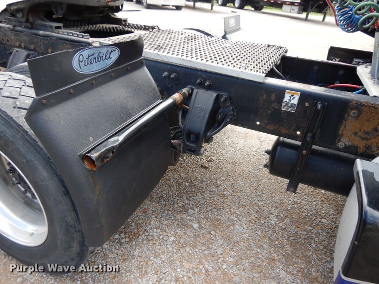 image for item DF5295 2011 Peterbilt 386  semi truck