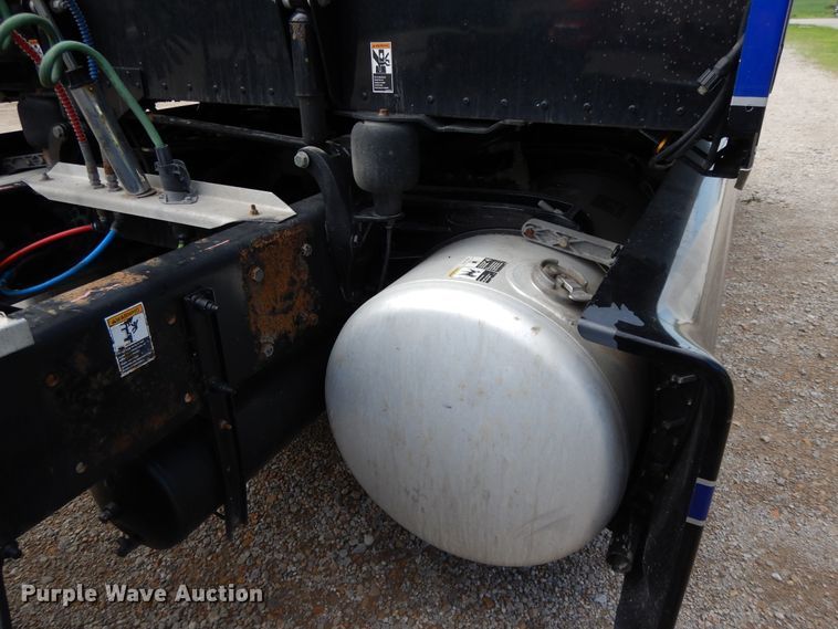 image for item DF5295 2011 Peterbilt 386  semi truck