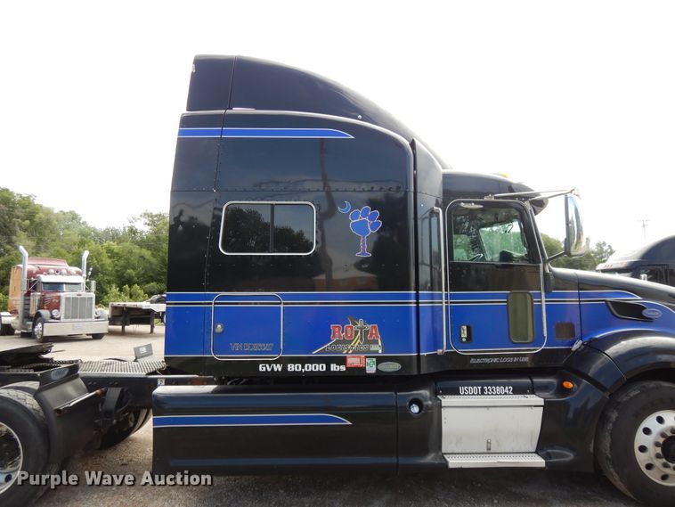 image for item DF5295 2011 Peterbilt 386  semi truck