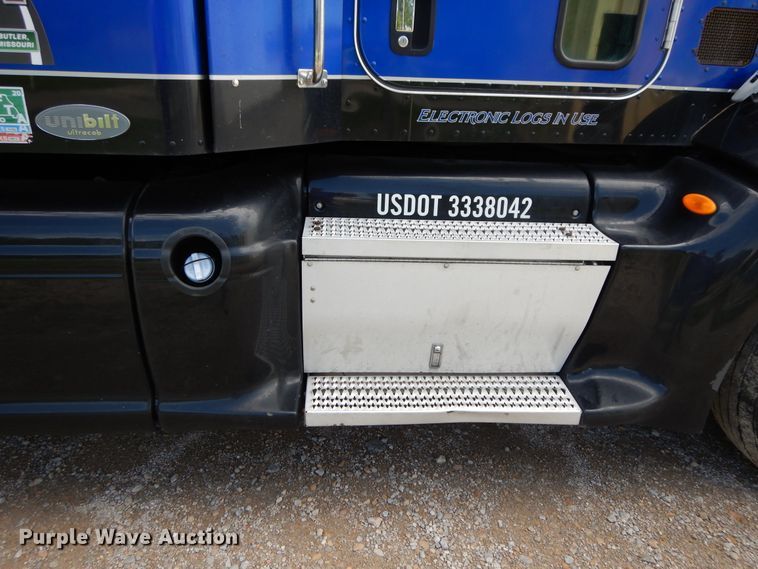 image for item DF5295 2011 Peterbilt 386  semi truck