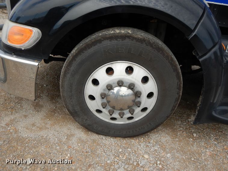 image for item DF5295 2011 Peterbilt 386  semi truck