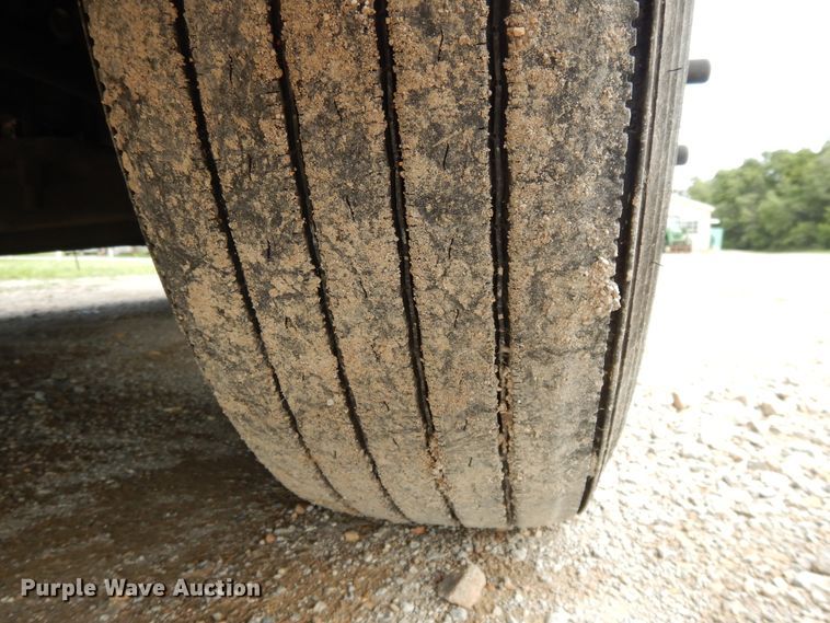 image for item DF5295 2011 Peterbilt 386  semi truck