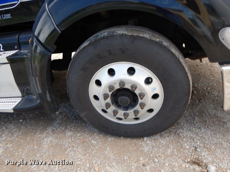 image for item DF5295 2011 Peterbilt 386  semi truck