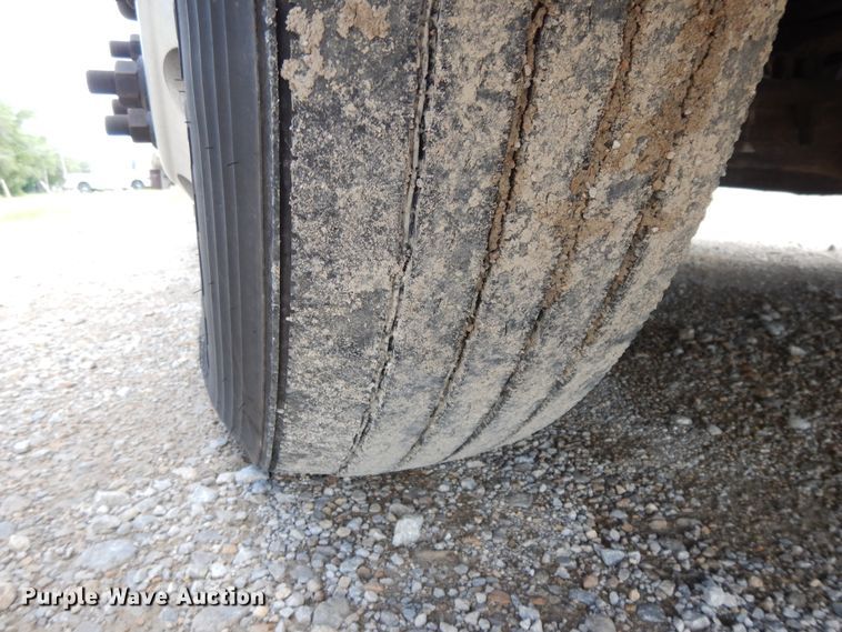 image for item DF5295 2011 Peterbilt 386  semi truck